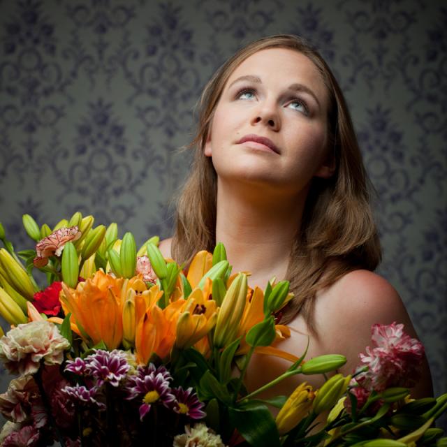 Luxusní portrétní foto; Pikous; Dívka s náručí květin