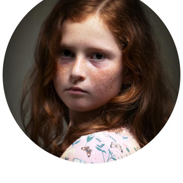 Pikous dětský portrét holčička v kruhu