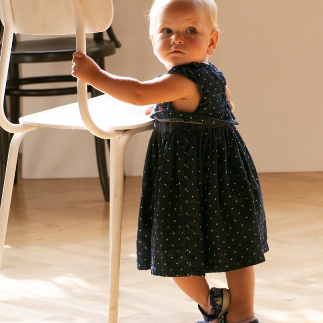 Pikous dětský portrét malá slečna a židle